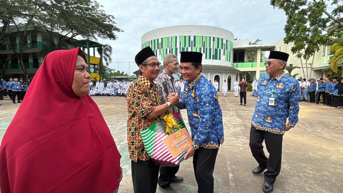 Wakil Wali Kota Pontianak Bahasan menyerahkan bingkisan kepada keluarga ahli waris dari para pejuang kemerdekaan.