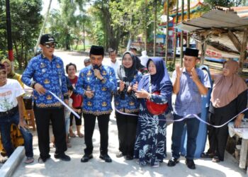 Wakil Wali Kota Pontianak Bahasan meresmikan jembatan yang dibangun disaksikan warga sekitar.