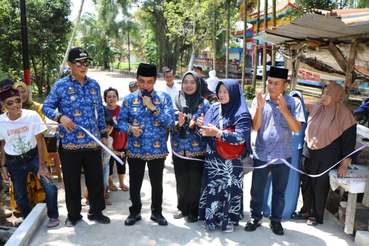 Wakil Wali Kota Pontianak Bahasan meresmikan jembatan yang dibangun disaksikan warga sekitar.