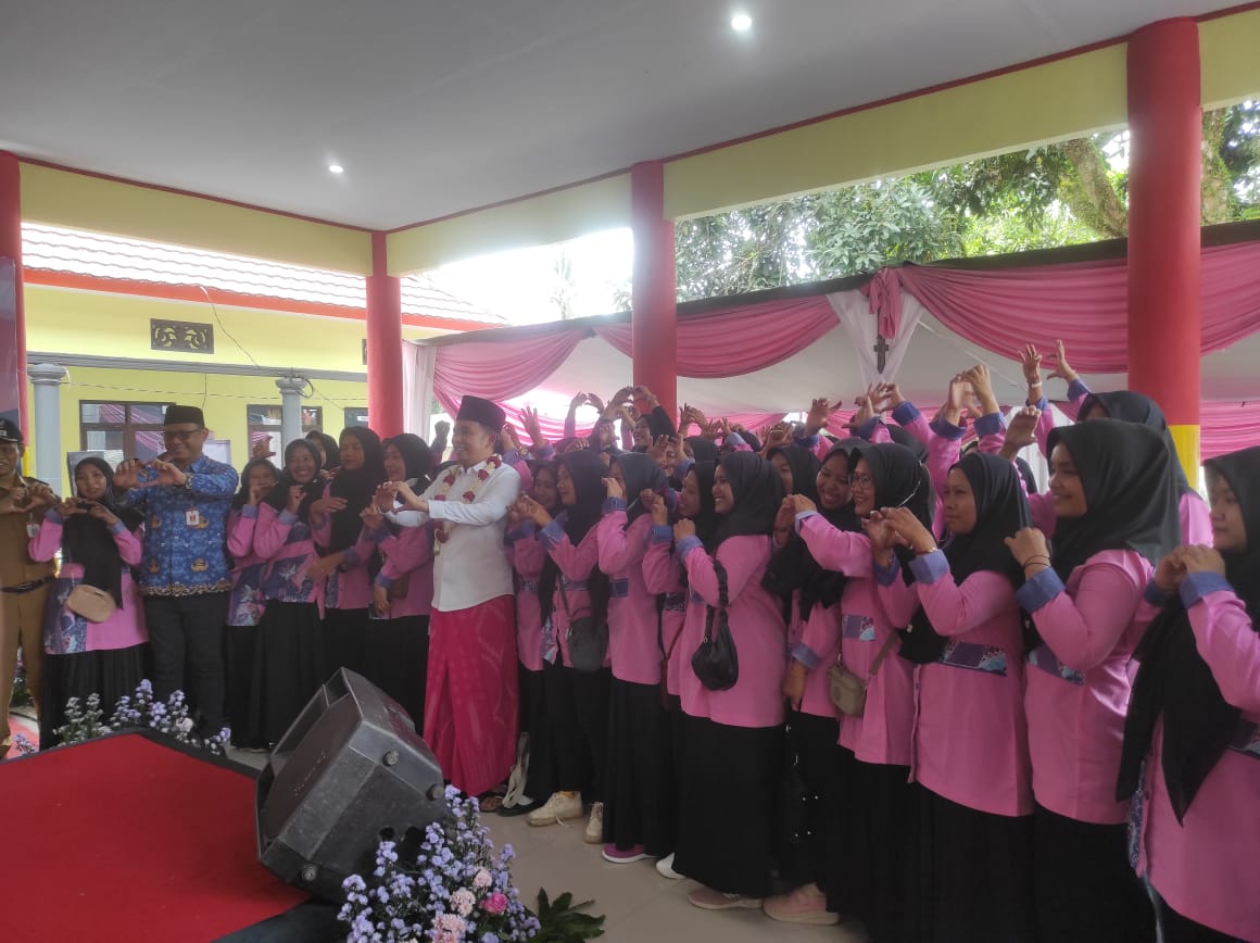 Bupati Jember Muhammad Fawait menyapa kader posyandu se-kecamatan Sukowono (foto: Jurnalis.co.id/Sigit)