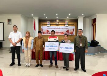 Wakil Bupati Kapuas Hulu, Sukardi saat menyerahkan santunan JKM kepada ahli waris peserta program jaminan sosial ketenagakerjaan. Ist