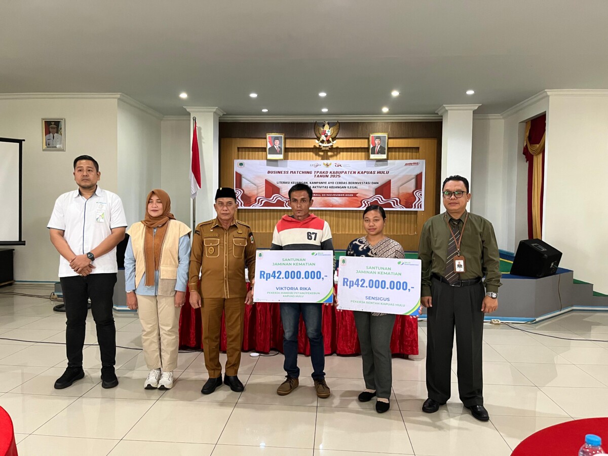 Wakil Bupati Kapuas Hulu, Sukardi saat menyerahkan santunan JKM kepada ahli waris peserta program jaminan sosial ketenagakerjaan. Ist