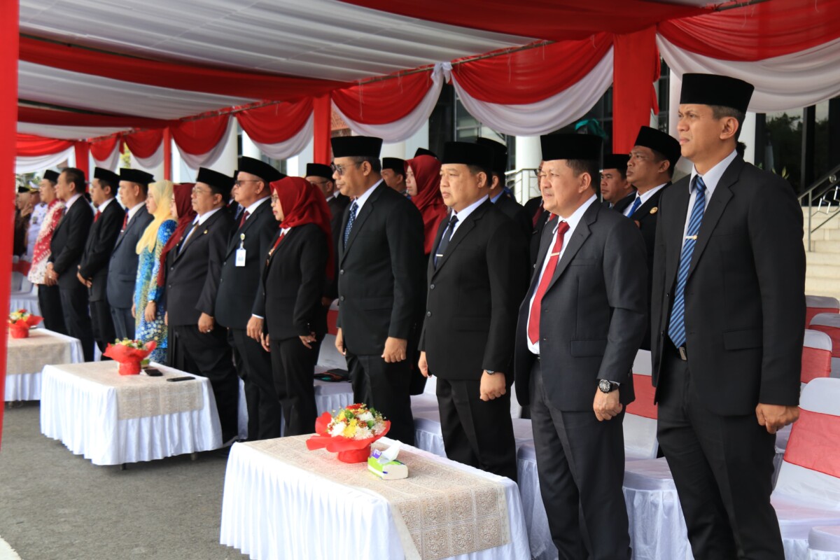 Direktur Utama Bank Kalbar, Rokidi, bersama jajaran Forum Koordinasi Pimpinan Daerah (Forkopimda) saat mengikuti apel peringatan Hari Pahlawan yang berlangsung di Halaman Kantor Gubernur Kalbar, Senin (10/11/2025).