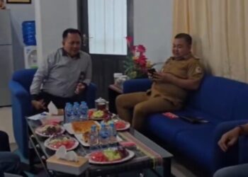 Pimpinan Bank Kalbar Cabang Nanga Pinoh, Sy. Mashur, saat menyambut kunjungan Bupati Melawi, Dadi Sunarya Usfa Yursa, ke Bank Kalbar Cabang Nanga Pinoh pada Senin (6/10/2025).