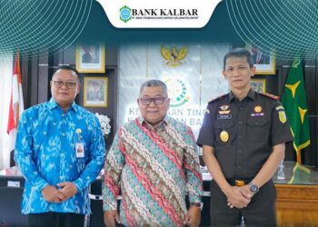 Direktur Utama Bank Kalbar, Rokidi, bersama Jaksa Agung Muda Tindak Pidana Khusus (Jampidsus) di Kejaksaan Agung RI periode 2007–2008, Kemas Yahya saat bertemu dengan Kepala Kejati Kalbar, Emilwan Ridwan di Kantor Kejati Kalbar pada tanggal 10 November 2025.