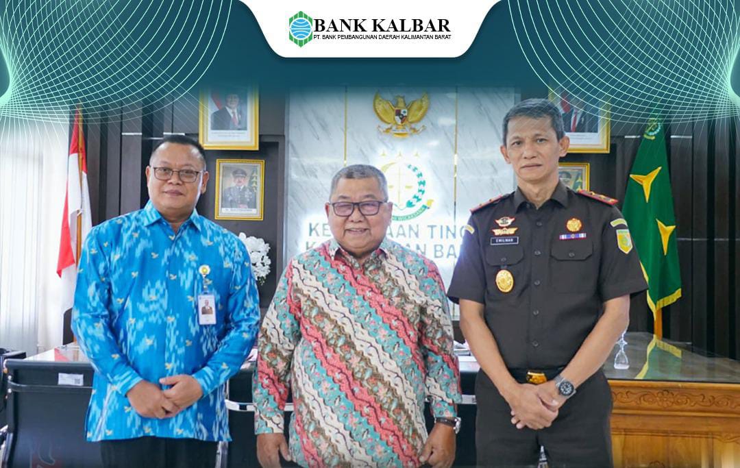 Direktur Utama Bank Kalbar, Rokidi, bersama Jaksa Agung Muda Tindak Pidana Khusus (Jampidsus) di Kejaksaan Agung RI periode 2007–2008, Kemas Yahya saat bertemu dengan Kepala Kejati Kalbar, Emilwan Ridwan di Kantor Kejati Kalbar pada tanggal 10 November 2025.