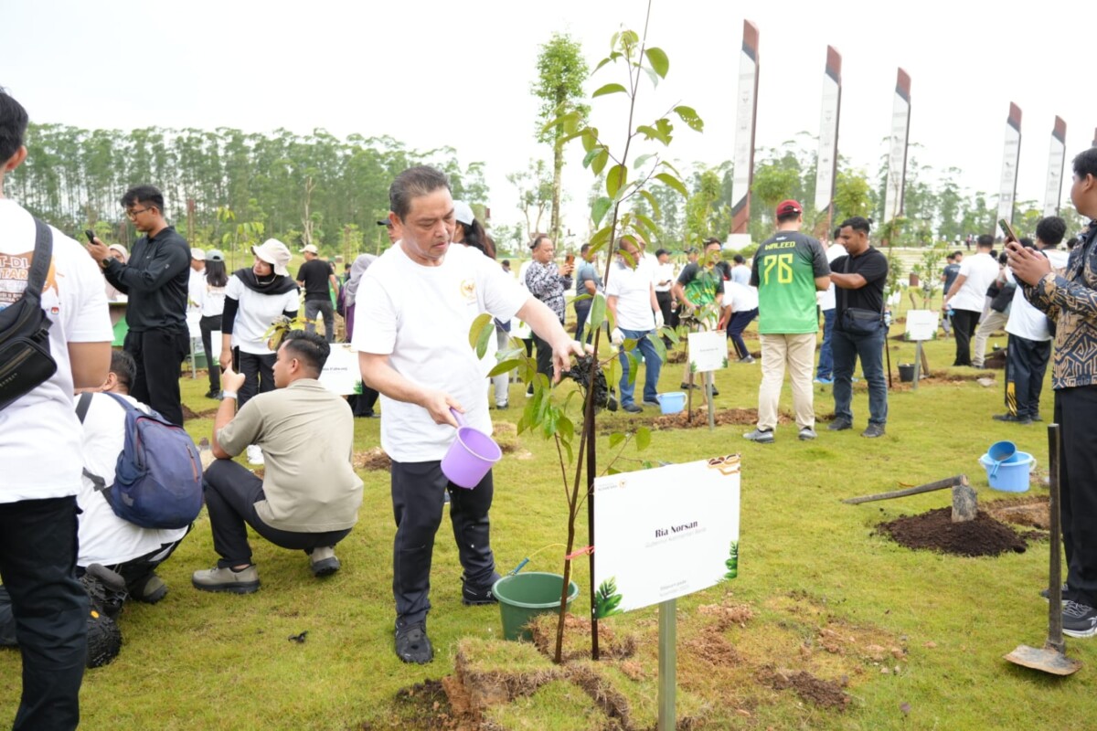 Gubernur Kalimantan Barat, Ria Norsan, saat mengikuti kegiatan penanaman pohon di Titik Nol IKN, Kalimantan Timur. Selasa pagi (11/11/2025).