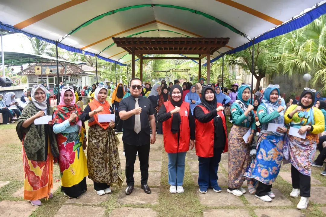 Sujiwo saat menghadiri kegiatan peningkatan kapasitas Tim Penggerak PKK kabupaten hingga desa yang digelar di Wisata Alam Ndeso, Jalan Bintang Mas, Kecamatan Rasau Jaya, Senin (10/11/2025).