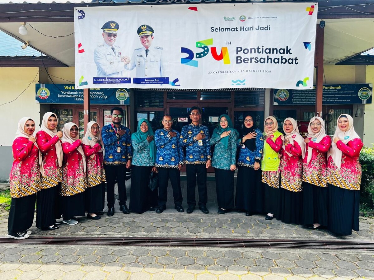 Kader Posyandu Ananda Kelurahan Paritmayor Kecamatan Pontianak Timur berfoto bersama Camat Pontianak Timur.