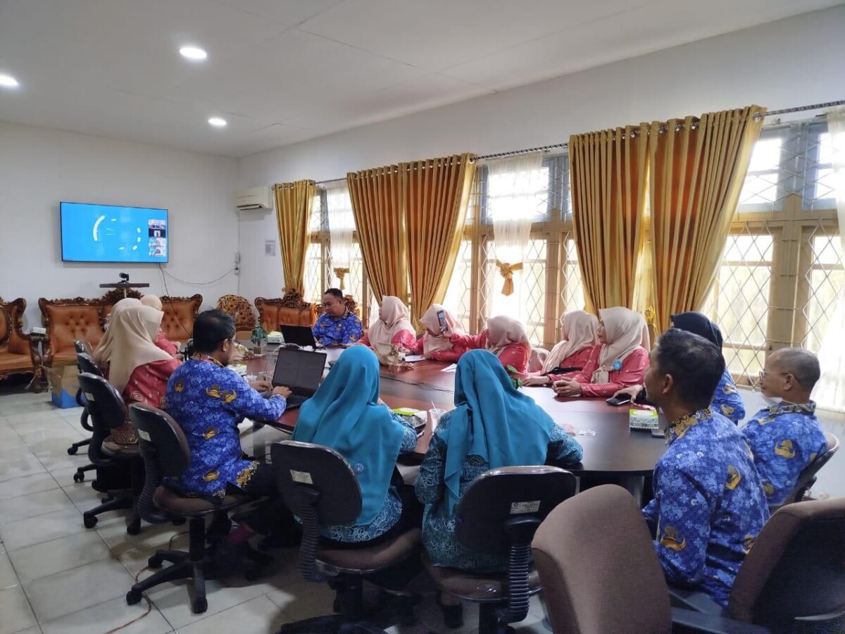 Kader Posyandu Ananda bersama jajaran Kecamatan Pontianak Timur menyaksikan pengumuman pemenang secara daring.