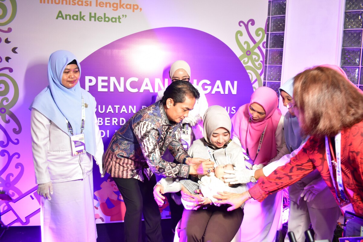 Wakil Wali Kota Pontianak Bahasan saat memberikan imunisasi secara simbolis beberapa waktu lalu.