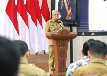 Sekretaris Daerah Provinsi Kalimantan Barat, Harisson saat Rapat Koordinasi Pelaksanaan Percepatan Pertumbuhan Ekonomi Daerah Provinsi Kalbar yang berlangsung di Balai Petitih Kantor Gubernur Kalbar, Selasa (11/11/2025).