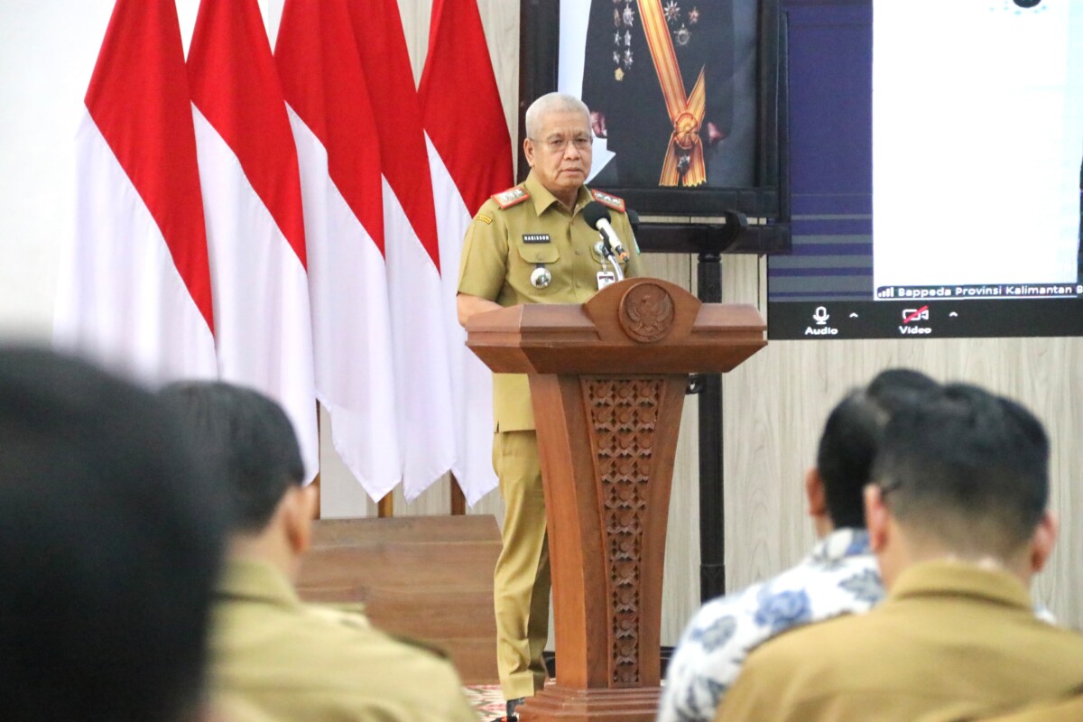 Sekretaris Daerah Provinsi Kalimantan Barat, Harisson saat Rapat Koordinasi Pelaksanaan Percepatan Pertumbuhan Ekonomi Daerah Provinsi Kalbar yang berlangsung di Balai Petitih Kantor Gubernur Kalbar, Selasa (11/11/2025).