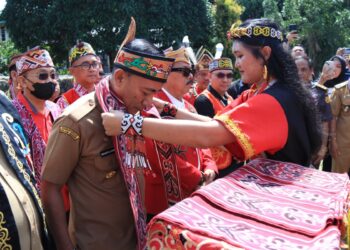 Wakil Gubernur Kalimantan Barat, Krisantus Kurniawan menghadiri peresmian Rumah Betang Bidayuh Labak Nyeru yang berlangsung di Dusun Sontas, Desa Entikong, Kecamatan Entikong, Kabupaten Sanggau, Selasa (11/11/2025).