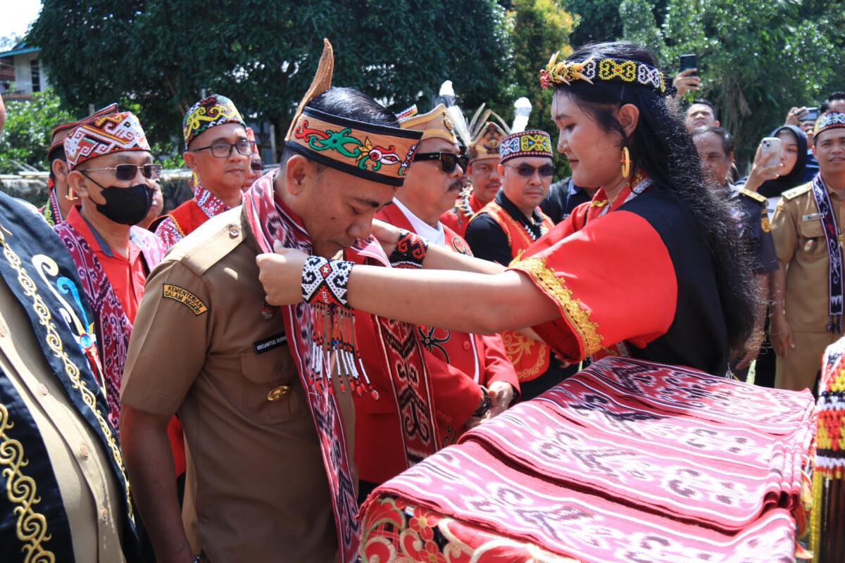 Wakil Gubernur Kalimantan Barat, Krisantus Kurniawan menghadiri peresmian Rumah Betang Bidayuh Labak Nyeru yang berlangsung di Dusun Sontas, Desa Entikong, Kecamatan Entikong, Kabupaten Sanggau, Selasa (11/11/2025).