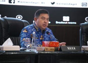 Sekjen Kemendagri Tomsi Tohir saat memimpin Rapat Koordinasi (Rakor) Pengendalian Inflasi Tahun 2025, di Gedung Sasana Bhakti Praja (SBP), Kantor Pusat Kemendagri, Jakarta, Selasa (11/11/2025).