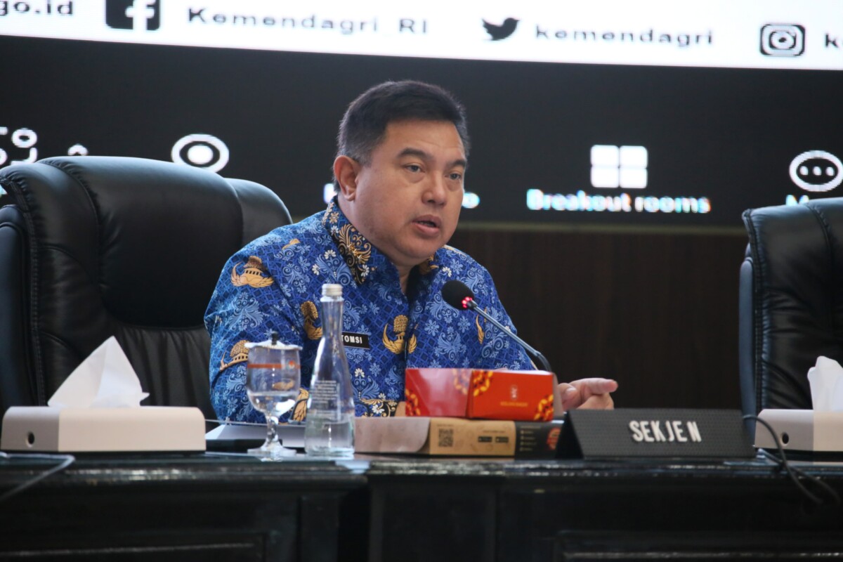 Sekjen Kemendagri Tomsi Tohir saat memimpin Rapat Koordinasi (Rakor) Pengendalian Inflasi Tahun 2025, di Gedung Sasana Bhakti Praja (SBP), Kantor Pusat Kemendagri, Jakarta, Selasa (11/11/2025).