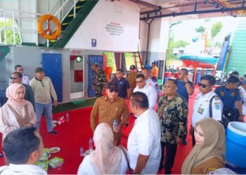 Bupati Kubu Raya, Sujiwo, bersama jajaran pemerintah daerah dan sejumlah tamu undangan dari berbagai instansi, termasuk Pimpinan Cabang Pembantu Rasau Bank Kalbar Cabang Kubu Raya menghadiri kegiatan launching operasional feri penyeberangan lintas Sungai Bulan–Kampung Baru, Kabupaten Kubu Raya, pada Selasa, (11/11/2025).