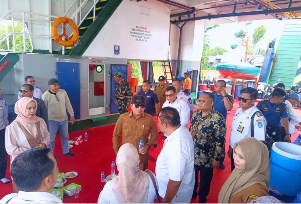 Bupati Kubu Raya, Sujiwo, bersama jajaran pemerintah daerah dan sejumlah tamu undangan dari berbagai instansi, termasuk Pimpinan Cabang Pembantu Rasau Bank Kalbar Cabang Kubu Raya menghadiri kegiatan launching operasional feri penyeberangan lintas Sungai Bulan–Kampung Baru, Kabupaten Kubu Raya, pada Selasa, (11/11/2025).