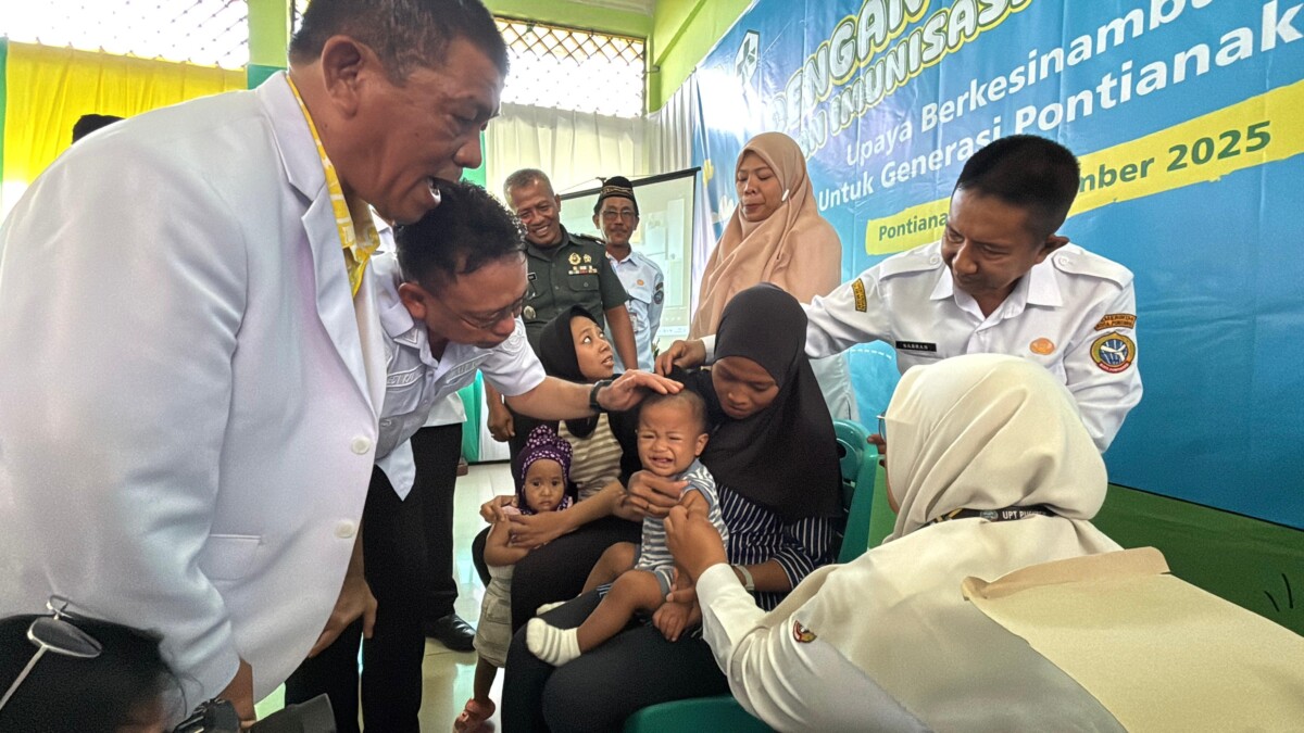 Wali Kota Pontianak Edi Rusdi Kamtono menenangkan seorang balita yang tengah diimunisasi