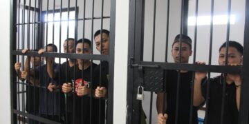 Para tersangka kasus narkoba puluhan kilogram saat berada di Rutan Putussibau. Ist