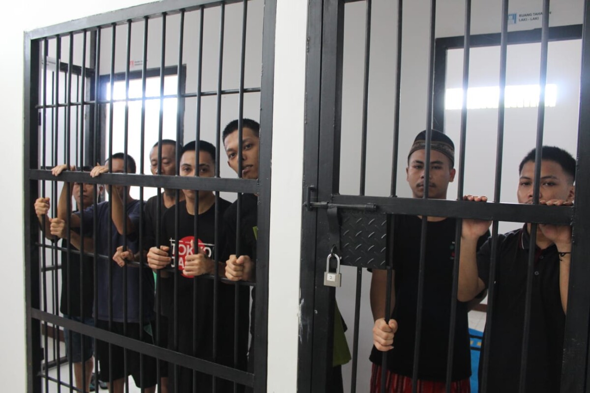 Para tersangka kasus narkoba puluhan kilogram saat berada di Rutan Putussibau. Ist