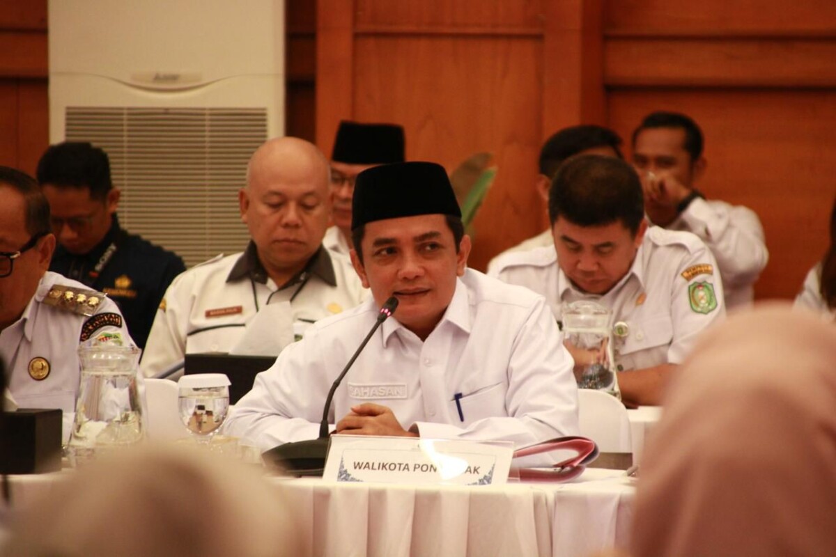 Wakil Wali Kota Pontianak Bahasan menyampaikan kondisi harga dan ketersediaan bahan pokok menjelang Natal dan Tahun Baru pada High Level Meeting di Kantor Perwakilan Bank Indonesia Provinsi Kalbar.