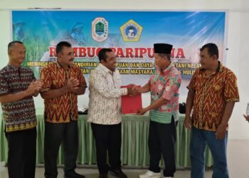 Topan Ali Akbar (baju panjang putih) saat ditetapkan sebagai Ketua KTNA Kapuas Hulu periode 2025-2030 . Ist
