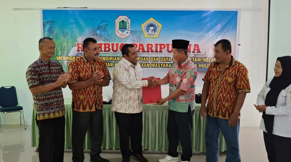 Topan Ali Akbar (baju panjang putih) saat ditetapkan sebagai Ketua KTNA Kapuas Hulu periode 2025-2030 . Ist