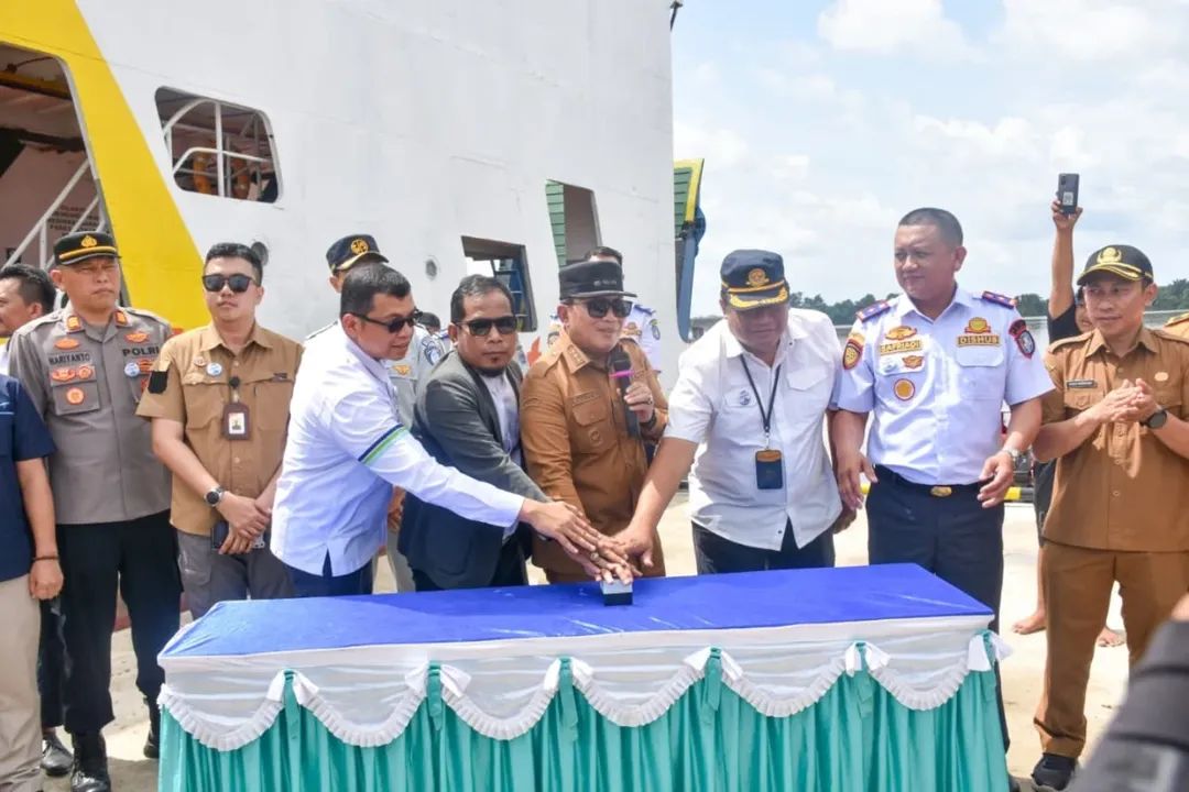 Kapal penyeberangan (feri) yang menghubungkan Desa Sungai Bulan, Kecamatan Sungai Raya, dengan Desa Kampung Baru, Kecamatan Kubu resmi beroperasi, di Dermaga Sungai Bulan, Selasa (11/11/2025).