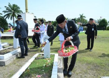 Wakli Bupati Ketapang, Jamhuri Amir menabur bunga di makam pahlawan saat ziarah peringatan Hari Pahlawan Nasional, Senin (10/11/2025).(Foto: Prokopim Pemkab Ketapang).