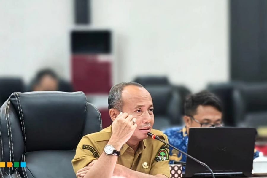 Sekda Ketapang, Rapaliato ketika mengakhiri Rapat Kerja DPRD Ketapang terkait RAPBD 2026. Foto: Prokopim.