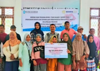 Pincapem Parit Baru dan Kepala Kantor Kas Ambawang menyerahkan Buku Rekening Bantuan Stimulan Perumahan Swadaya kepada penerima bantuan Desa Kapur, Desa Kuala Mandor B dan Desa Padi Jaya Kubu Raya (12/11/2025).