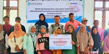 Pincapem Parit Baru dan Kepala Kantor Kas Ambawang menyerahkan Buku Rekening Bantuan Stimulan Perumahan Swadaya kepada penerima bantuan Desa Kapur, Desa Kuala Mandor B dan Desa Padi Jaya Kubu Raya (12/11/2025).