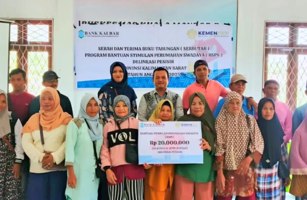 Pincapem Parit Baru dan Kepala Kantor Kas Ambawang menyerahkan Buku Rekening Bantuan Stimulan Perumahan Swadaya kepada penerima bantuan Desa Kapur, Desa Kuala Mandor B dan Desa Padi Jaya Kubu Raya (12/11/2025).