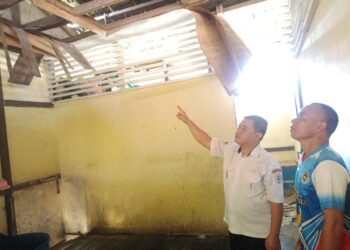 Pihak sekolah saat menunjukkan kondisi SDN 03 Kedamin yang rusak parah dan belum pernah tersentuh pembangunan dari Pemerintah Daerah. [Taufik]