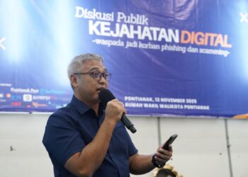 IPTU Edi Tulus Wianto saat menjadi narasumber dalam diskusi publik Kejahatan Digital yang diinisiasi Aliansi Wartawan Kriminal (AWAK) Pontianak di Aula Rumah Dinas Wakil Wali Kota Pontianak, Kamis (13/11/2025).
