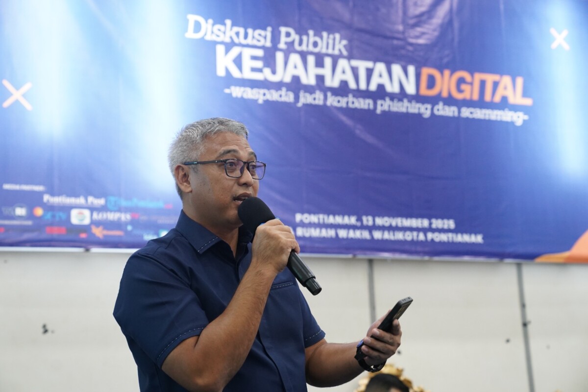 IPTU Edi Tulus Wianto saat menjadi narasumber dalam diskusi publik Kejahatan Digital yang diinisiasi Aliansi Wartawan Kriminal (AWAK) Pontianak di Aula Rumah Dinas Wakil Wali Kota Pontianak, Kamis (13/11/2025).
