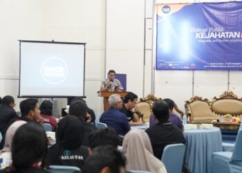 Pejabat Fungsional Pranata Humas Ahli Muda Diskominfo Kota Pontianak, M. Suryadin dalam Diskusi Publik Waspada Kejahatan Digital yang diinisiasi Aliansi Wartawan Kriminal (Awak) Pontianak, Kamis (13/11/2025) di Aula Rumah Dinas Wakil Wali Kota Pontianak.