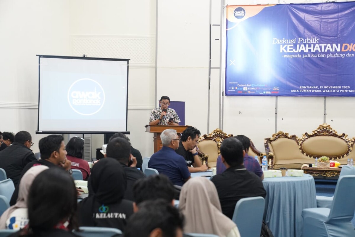 Pejabat Fungsional Pranata Humas Ahli Muda Diskominfo Kota Pontianak, M. Suryadin dalam Diskusi Publik Waspada Kejahatan Digital yang diinisiasi Aliansi Wartawan Kriminal (Awak) Pontianak, Kamis (13/11/2025) di Aula Rumah Dinas Wakil Wali Kota Pontianak.