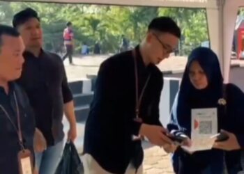 Tim dari Bank Kalbar Capem Parit Baru dan Kantor Kas Ambawang melakukan pemasaran serta sosialisasi penggunaan QRIS di momen Launching Gerai UMKM yang berada di Tugu Alianyang, Kecamatan Sungai Ambawang.