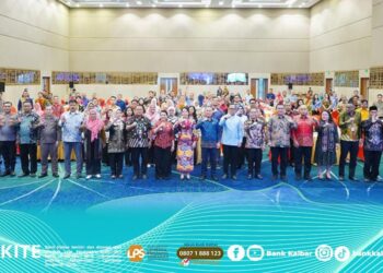 Direktur Utama Bank Kalbar, Rokidi, bersama para tokoh nasional dan pimpinan daerah menghadiri Rapat Kerja Pemerintah Daerah di Bidang Hak Asasi Manusia (HAM) Tahun 2025 di Kota Singkawang, Kamis, 13 November 2025.