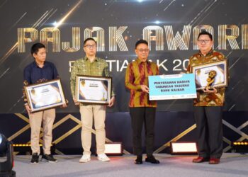 Wali Kota Pontianak Edi Rusdi Kamtono menyerahkan piagam penghargaan Pajak Award 2025 kepada pelaku usaha yang patuh membayar pajak daerah.