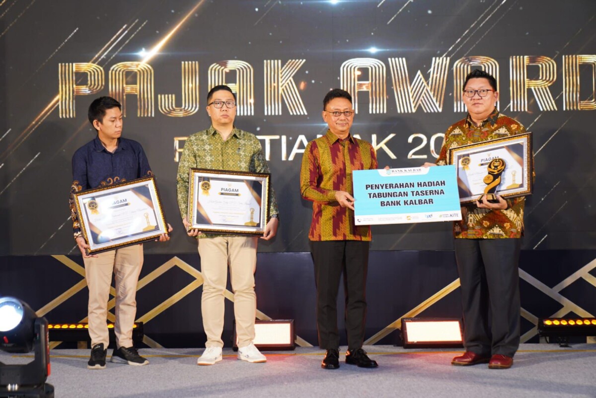 Wali Kota Pontianak Edi Rusdi Kamtono menyerahkan piagam penghargaan Pajak Award 2025 kepada pelaku usaha yang patuh membayar pajak daerah.