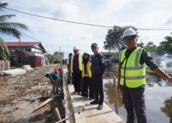 Wali Kota Pontianak Edi Rusdi Kamtono meninjau progres pembangunan turap di Parit Sungai Jawi Jalan Paralel Pal Lima.