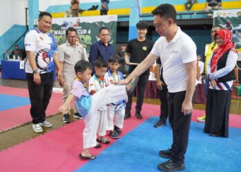 Wali Kota Pontianak Edi Rusdi Kamtono saat menguji skill atlet cilik Taekwondo.