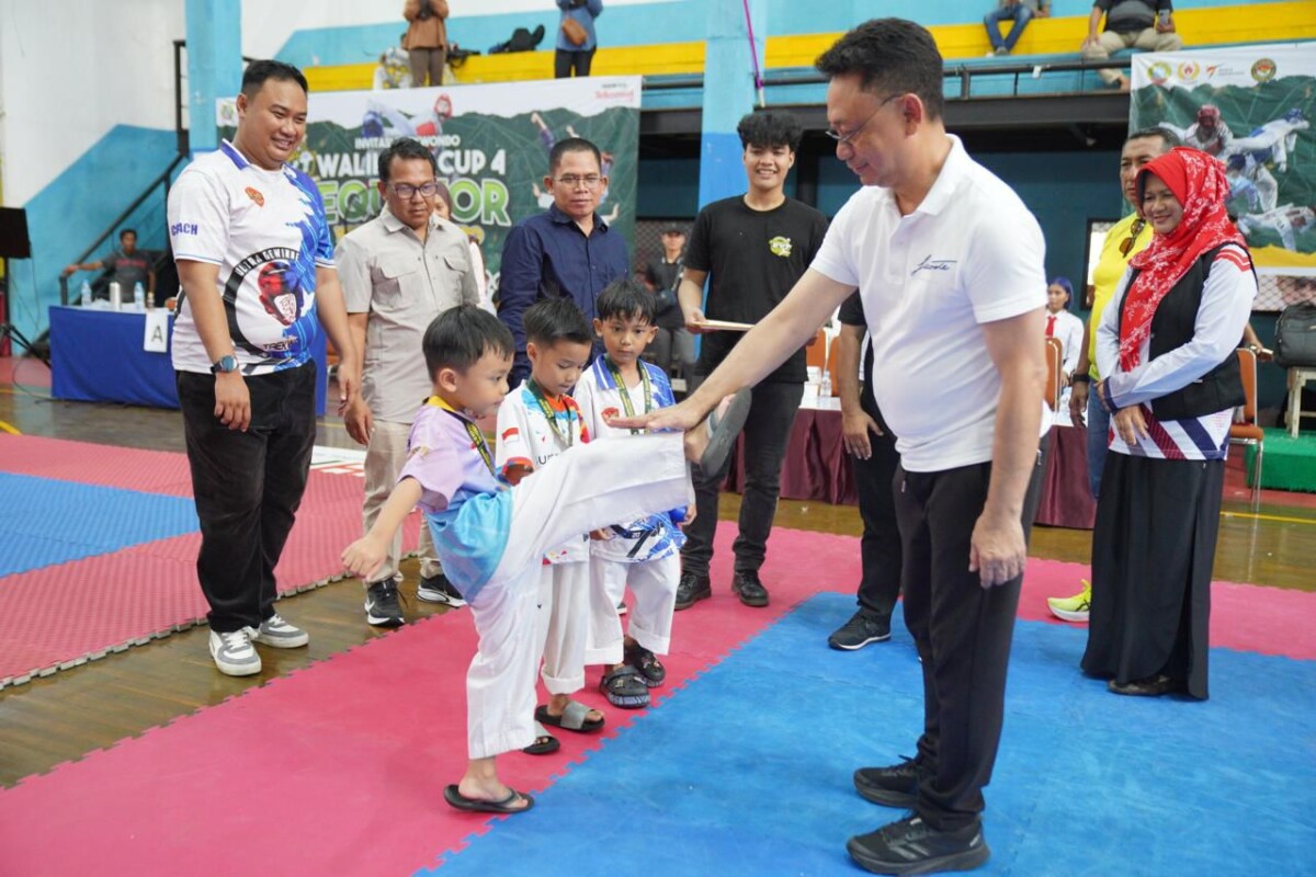 Wali Kota Pontianak Edi Rusdi Kamtono saat menguji skill atlet cilik Taekwondo.