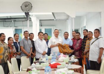 Bupati Ketapang, Alexander Wilyo terima cenderamata dari keluarga besar Flobamora, Rabu (12/11/2025).(Foto: Prokopim Pemkab Ketapang).