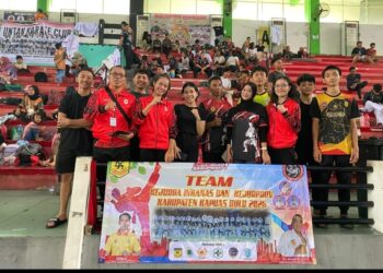 Tim Karate Kapuas Hulu saat mengikuti Kejurprov di Pontianak. Ist