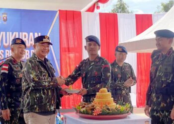 Momen pemotongan tumpeng HUT ke-80 Brimob bersama Bupati Ketapang, Jumat (14/11/2025). Foto: Prokopim Pemkab Ketapang.